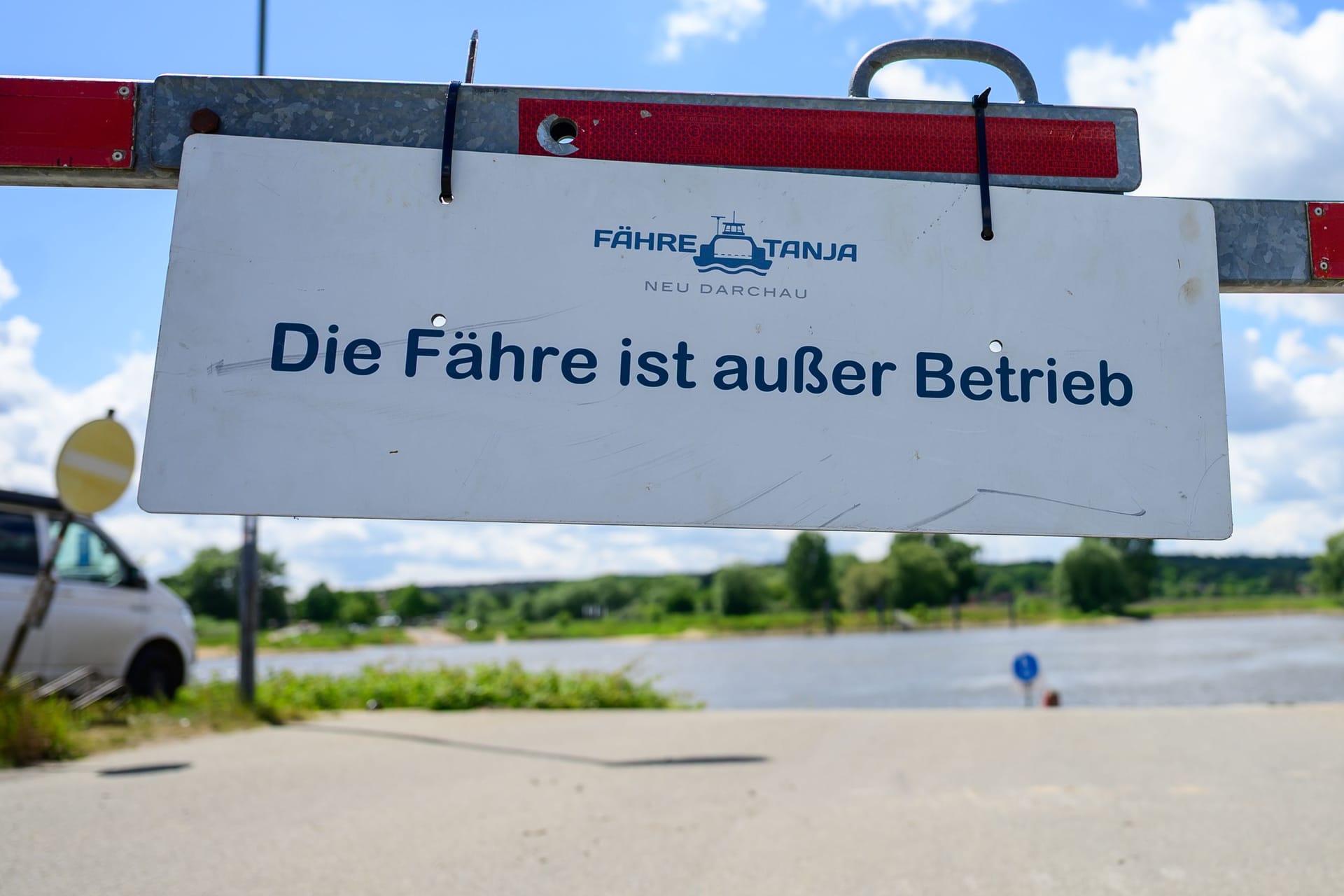 "Die Fähre ist außer Betrieb" steht auf einem Schild am Anleger: Seit Mai kann die Elbfähre "Tanja" nicht mehr fahren.