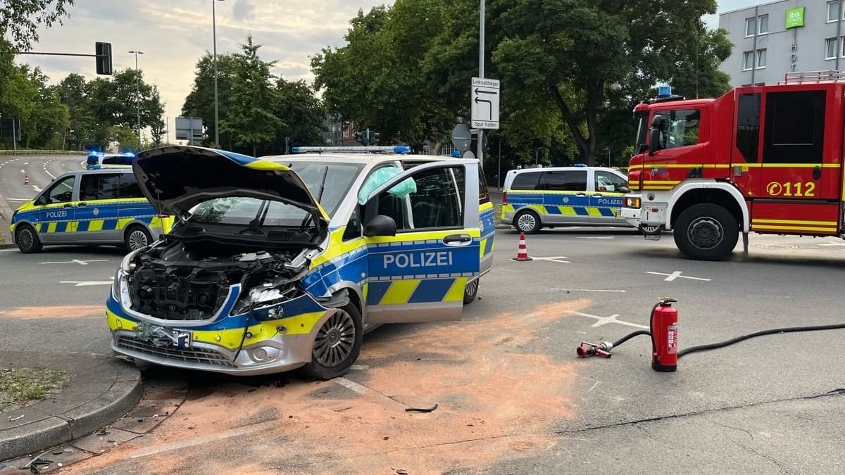 Das kaputte Einsatzfahrzeug der Polizei Gelsenkirchen: Sieben Menschen wurden verletzt.