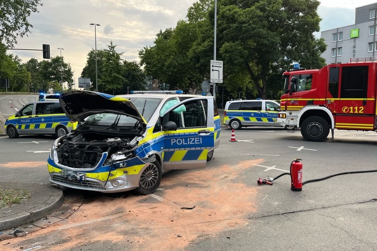 Das kaputte Einsatzfahrzeug der Polizei Gelsenkirchen: Sieben Menschen wurden verletzt.