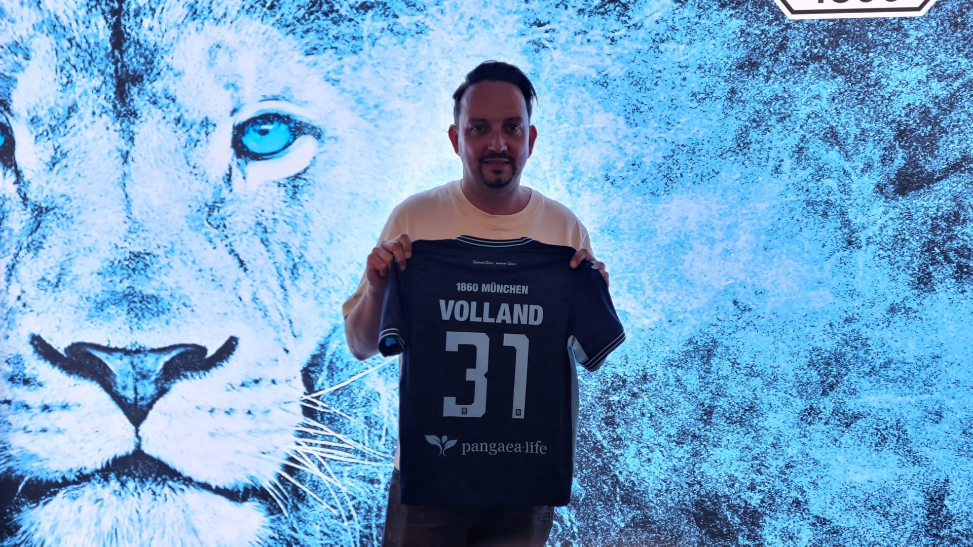 1860-Fan Michael Leib: Er ließ die ersten drei Trikots mit dem Namen und der Nummer von Kevin Volland beflocken.