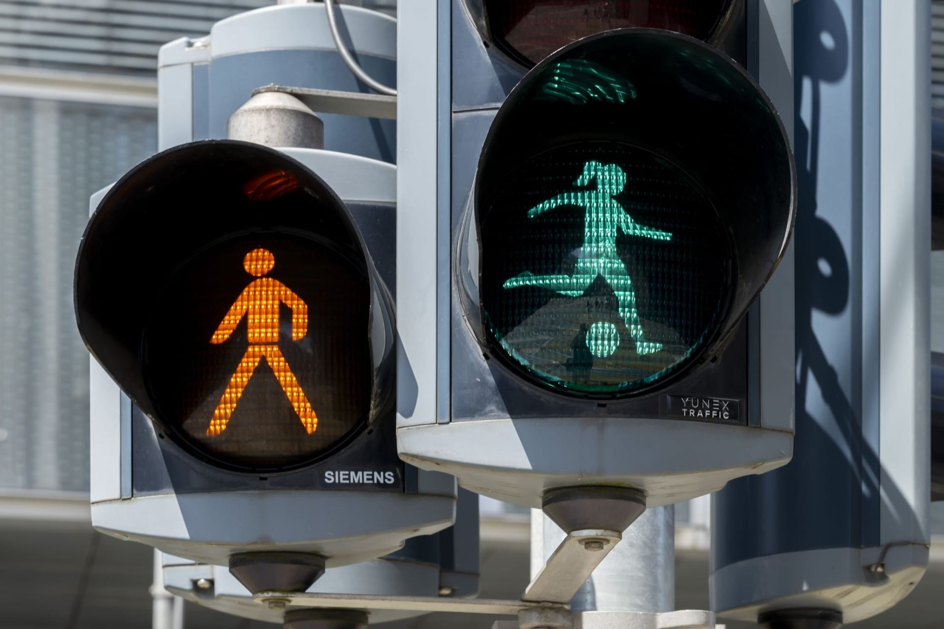 Euro 2025 - Ampel mit Fussballspielerin