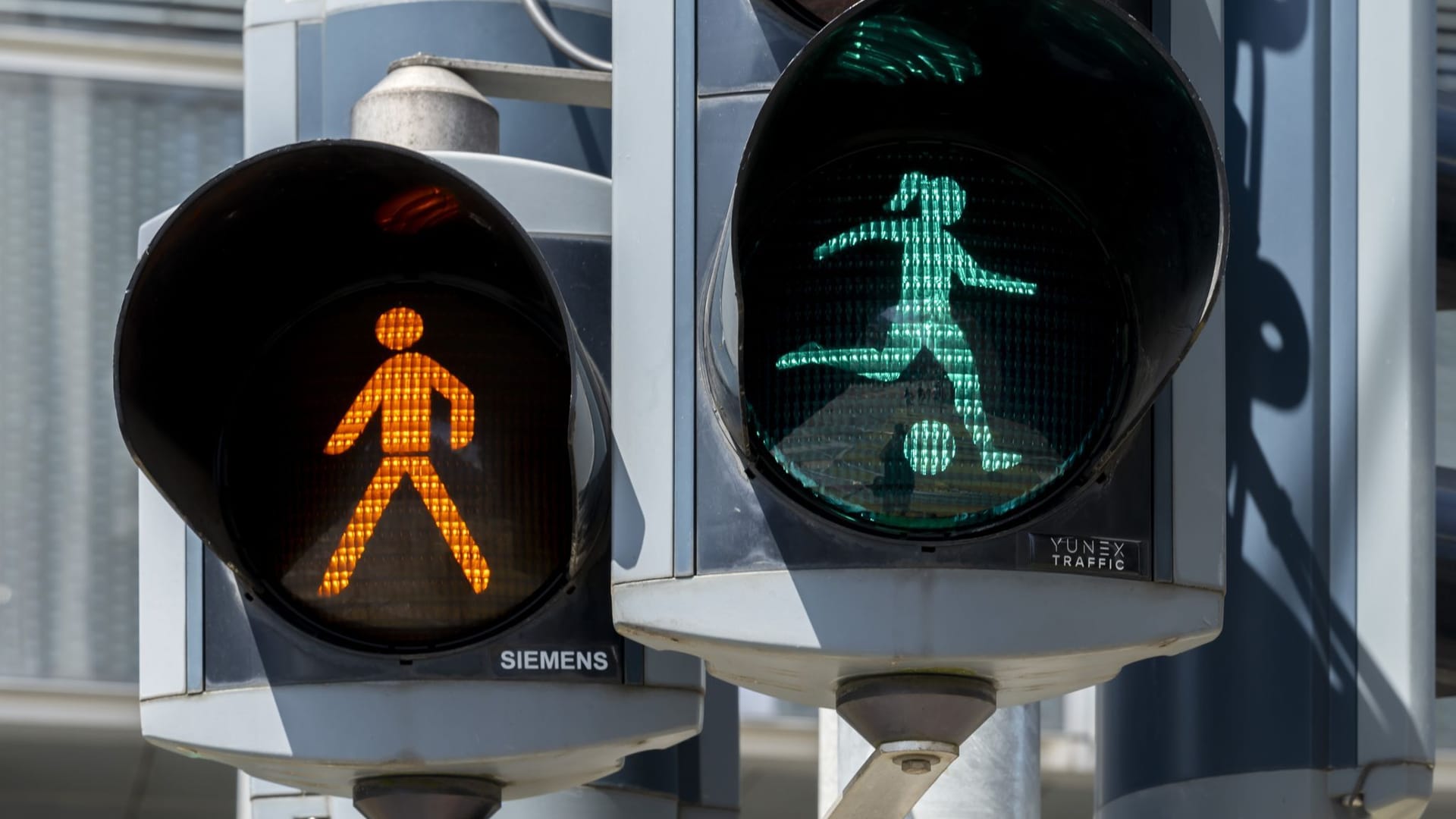 Euro 2025 - Ampel mit Fussballspielerin Euro 2025 - Ampel mit Fussballspielerin
