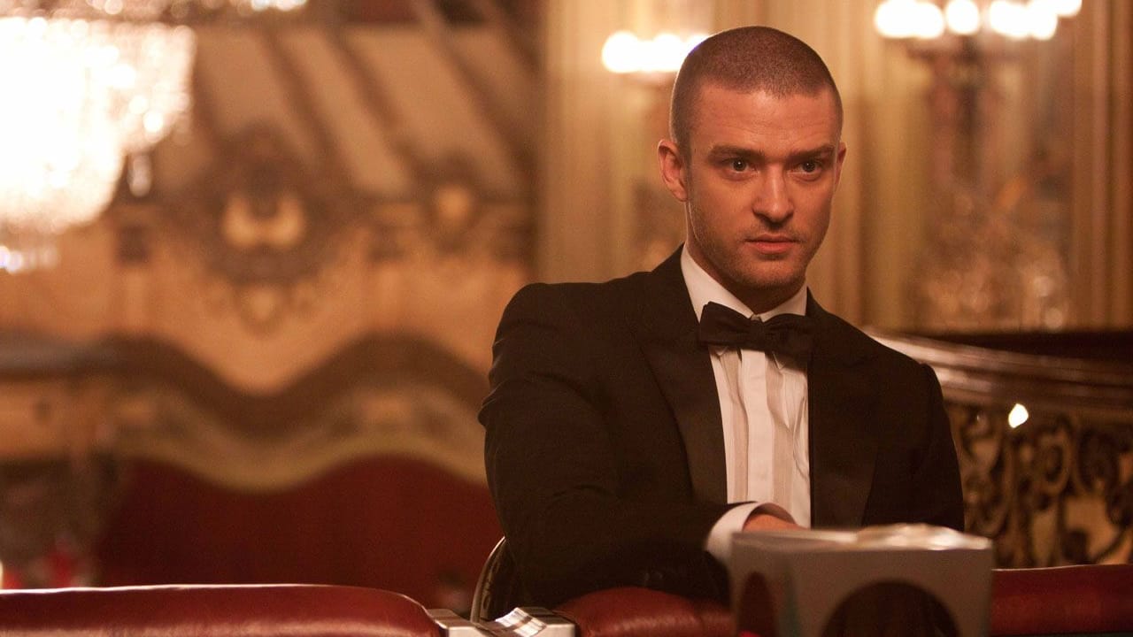 Justin Timberlake sitzt an einem Roulettetisch in einer Szene des Films "In Time".