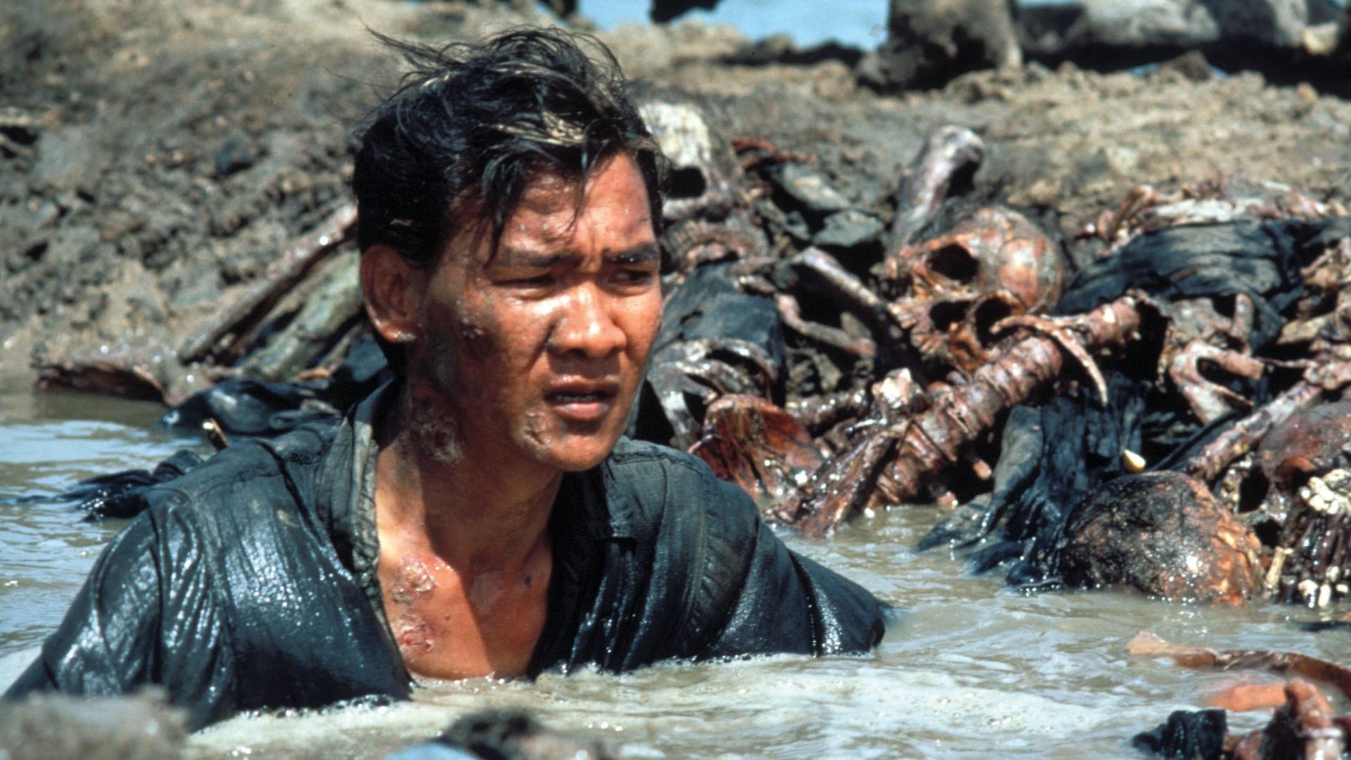 Szene aus "The Killing Fields" (1984): Der Journalist Dith Pran berichtet für die "New York Times" von den Gräueltaten der Roten Khmer und gerät selbst in deren Fadenkreuz.