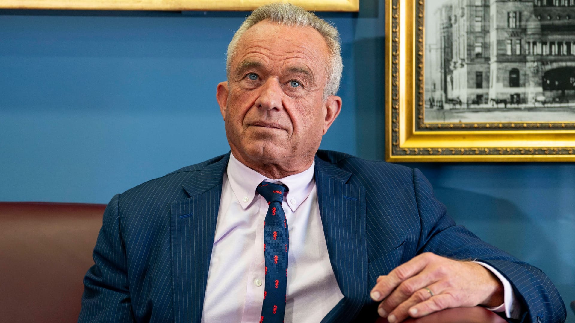 US-Gesundheits- und Sozialminister Robert F. Kennedy Jr. zeigt sich begeistert von der neuen Einrichtung des Weißen Hauses.