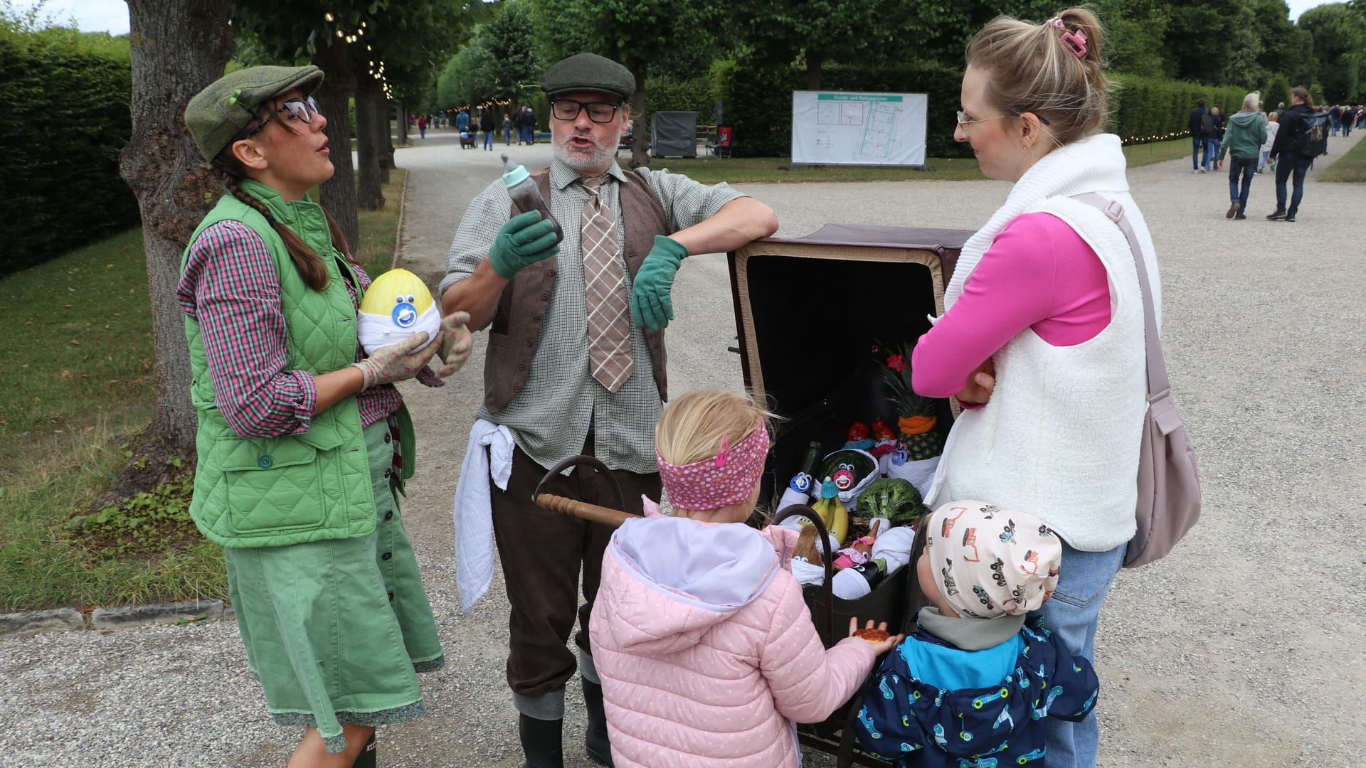 "The Vegetable Nannies" fahren ihre Gemüsebabys spazieren.