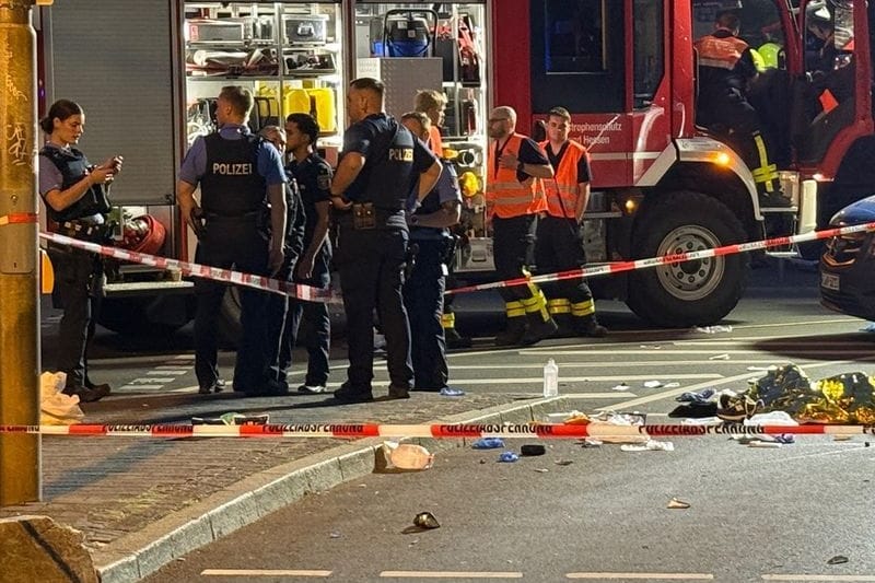 Einsatzkräfte der Polizei und Feuerwehr stehen am Unfallort: Zwei junge Männer kamen ums Leben.
