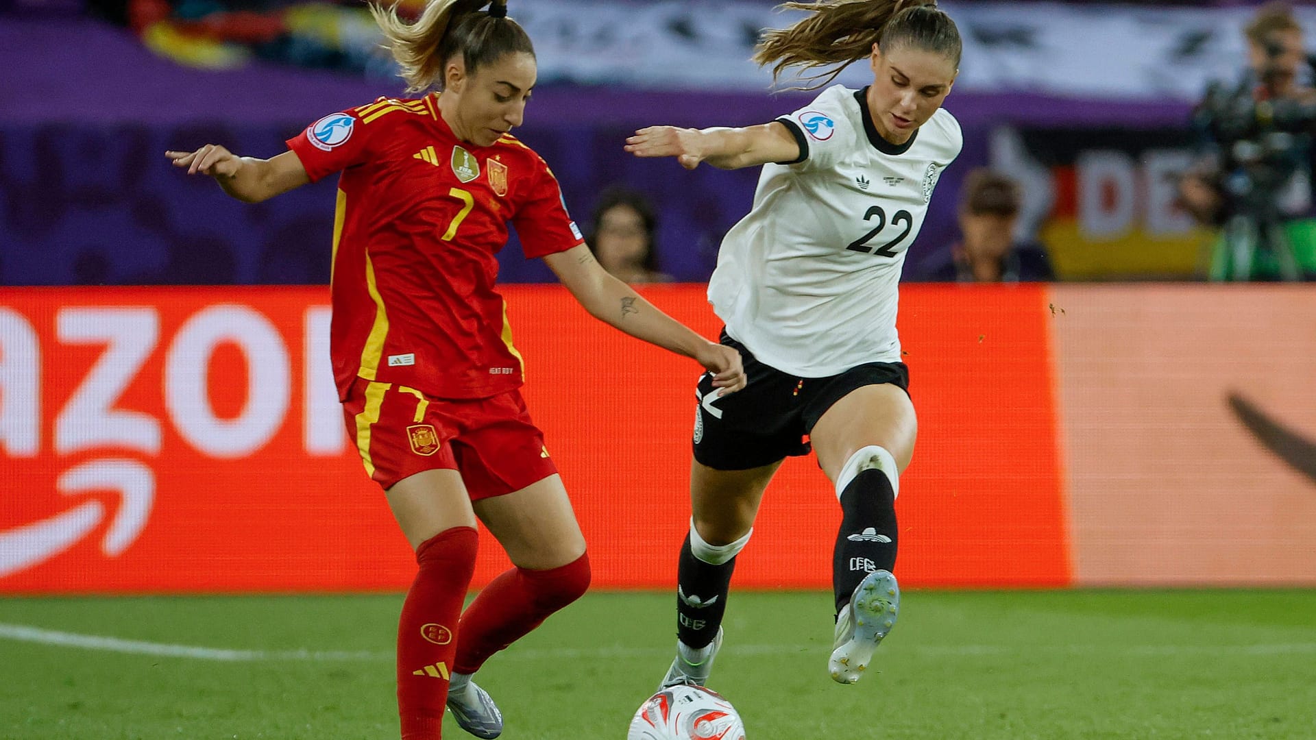 Jule Brand im Zweikampf mit Spaniens Olga Carmona: Das deutsche Team verlor das Viertelfinale.