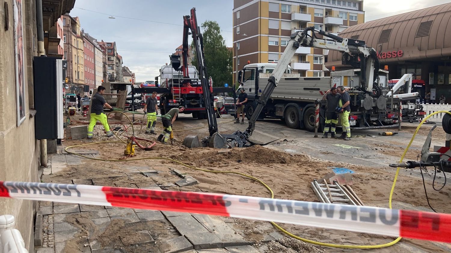 Arbeiter des Energieversorgers N-Ergie in der Maximilianstraße: Das Wasserrohr ist bereits repariert – nicht aber die Straße.