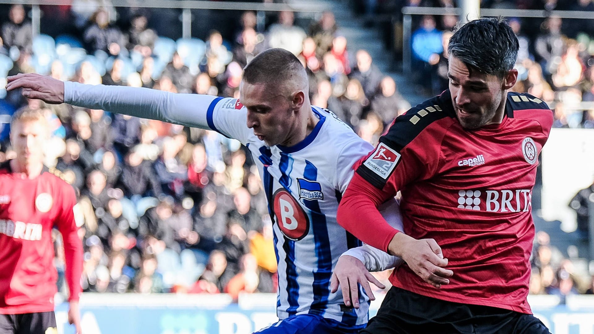 Palko Dardei im Zweikampf mit Sascha Mockenhaupt (SV Wehen Wiesbaden) (Archivfoto): Der 26-Jährige wechselt nach Ungarn.