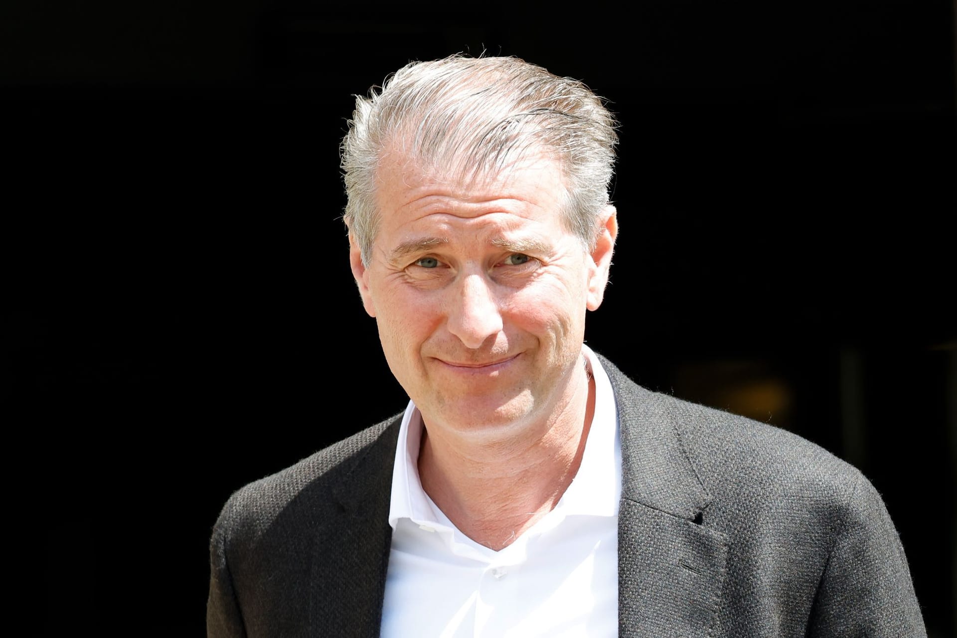 Stephan Hensel: Er verlässt das Gericht nach dem Prozessbeginn mit einem Lächeln im Gesicht.