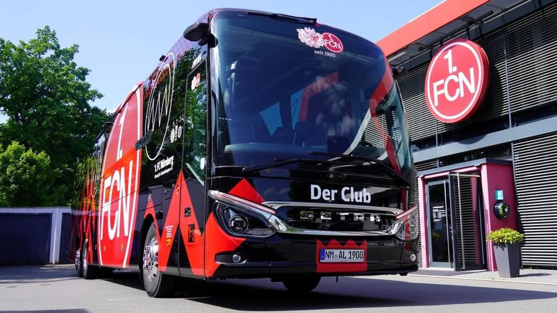 Der neue Mannschaftsbus des 1. FC Nürnberg vor dem Club-Gelände: Das auffällige Außendesign im Club-Design trifft im innenraum auf moderne Technik.