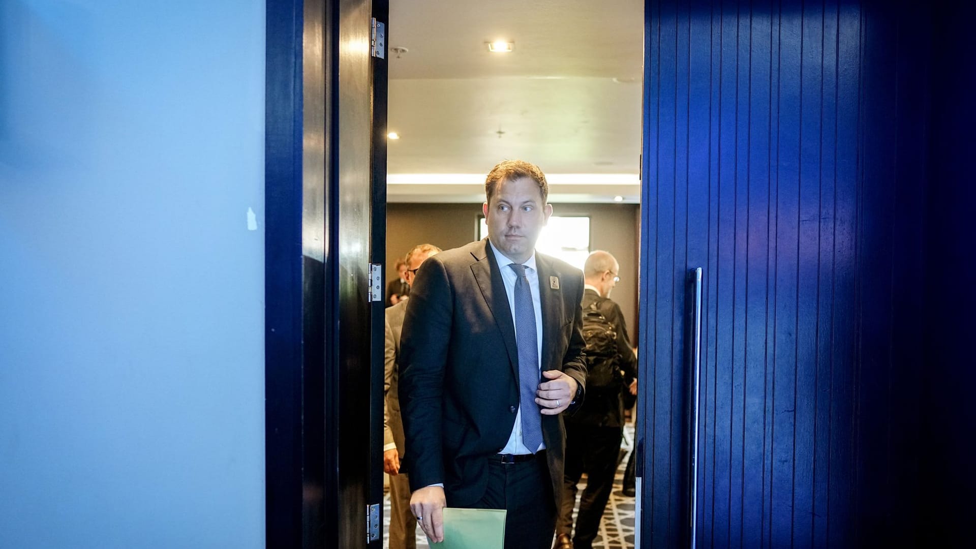 Bundesfinanzminister Lars Klingbeil: Der Sozialdemokrat will an Frauke Brosius-Gersdorf festhalten.