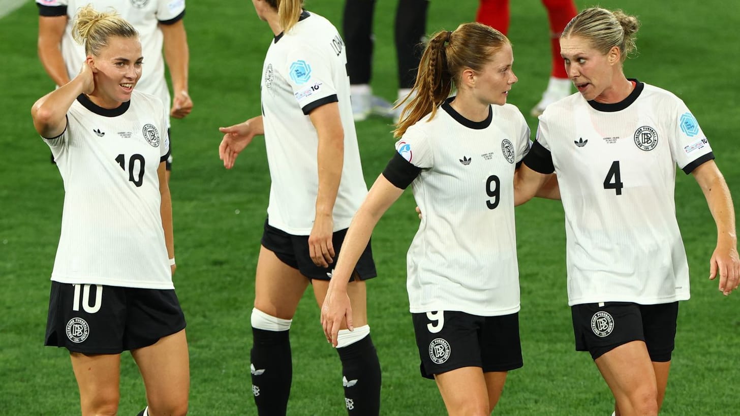 Laura Freigang (Nummer 10), Sjoeke Nüsken (9) und Rebecca Knaak (4) nach dem Spiel: Die drei Nationalspielerinnen feierten den Sieg gegen Polen.