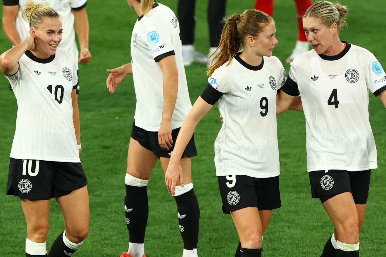 Laura Freigang (Nummer 10), Sjoeke Nüsken (9) und Rebecca Knaak (4) nach dem Spiel: Die drei Nationalspielerinnen feierten den Sieg gegen Polen.