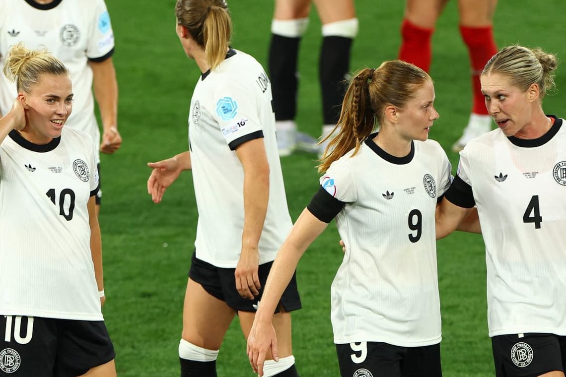 Laura Freigang (Nummer 10), Sjoeke Nüsken (9) und Rebecca Knaak (4) nach dem Spiel: Die drei Nationalspielerinnen feierten den Sieg gegen Polen.