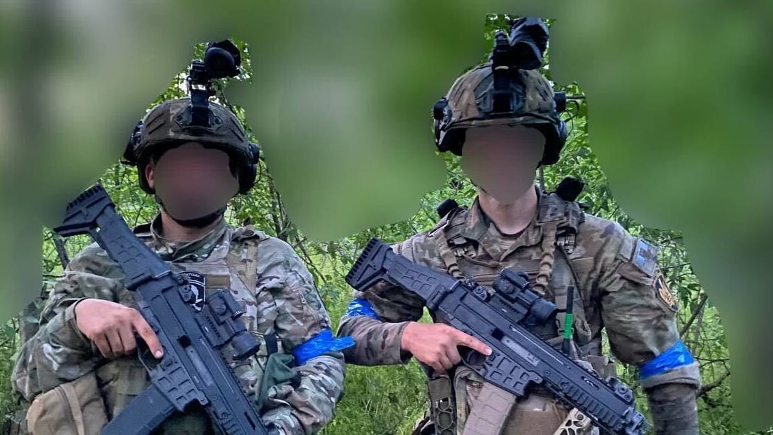Zwei Kämpfer des Deutschen Freiwilligenkorps: Deutsche Rechtsextreme haben sich dem Kampf in der Ukraine verschrieben.