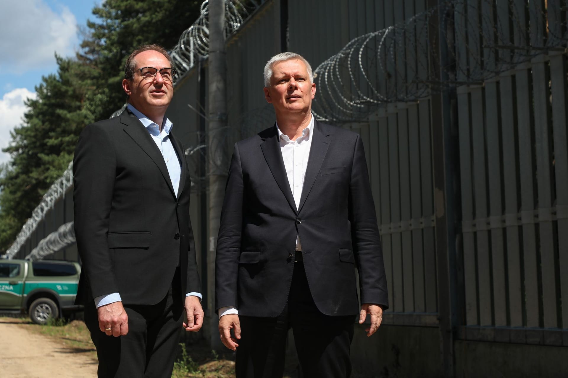 Innenminister Dobrindt und sein polnischer Kollege Siemoniak inspizieren die polnisch-weißrussische Grenze.