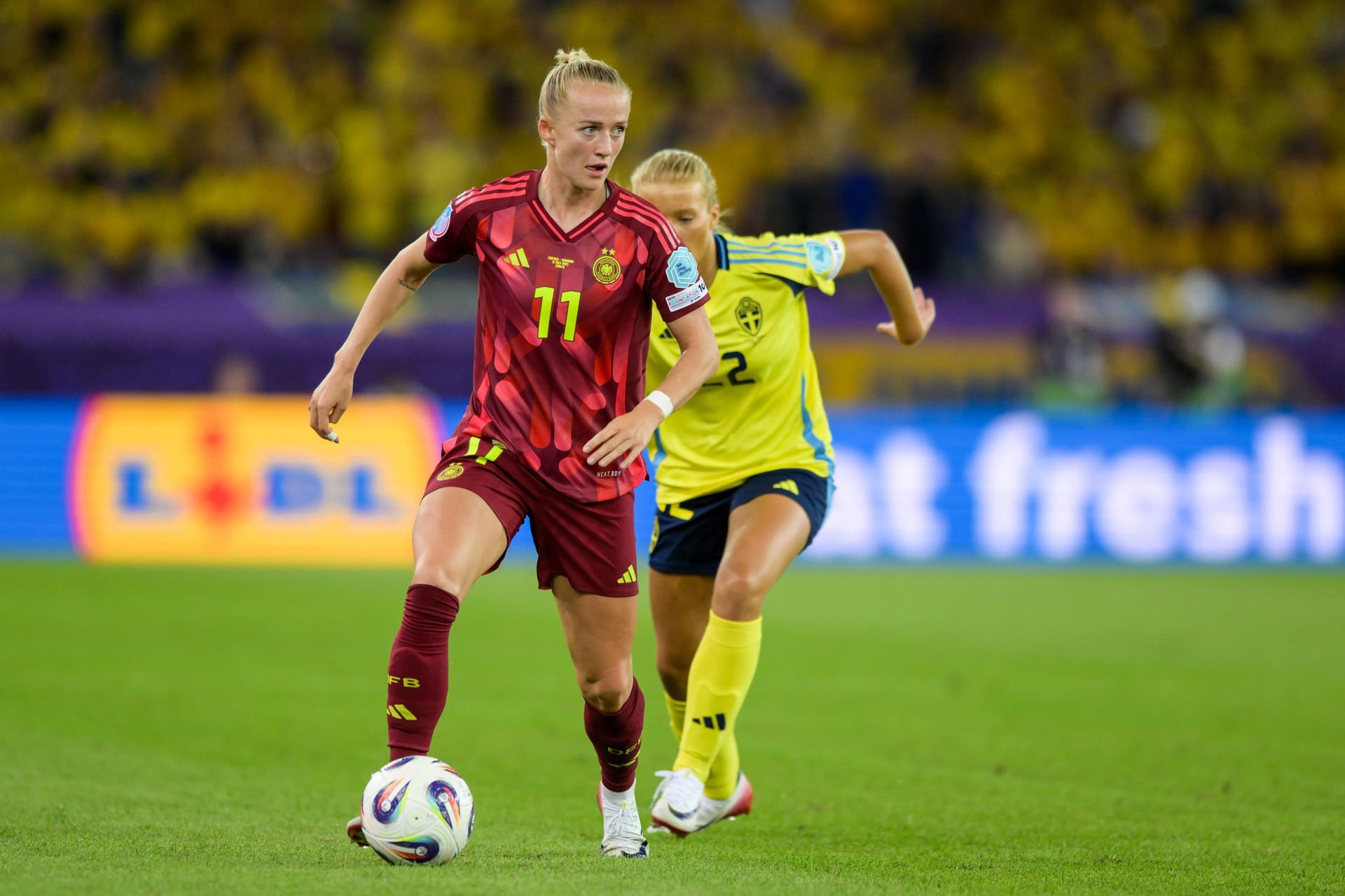 Lea Schüller (bis 63.): Viel präsenter als in den vergangenen beiden Gruppenspielen. Trieb den Ball voran, scheiterte einmal selbst am Pfosten (2.). Machte den Ball vor dem deutschen Führungstor fest, leitete es mit ein. Nach Schwedens Spielübernahme abgetaucht. Note 4 Lea Schüller (bis 63.): Viel präsenter als in den vergangenen beiden Gruppenspielen. Trieb den Ball voran, scheiterte einmal selbst am Pfosten (2.). Machte den Ball vor dem deutschen Führungstor fest, leitete es mit ein. Nach Schwedens Spielübernahme abgetaucht. Note 4
