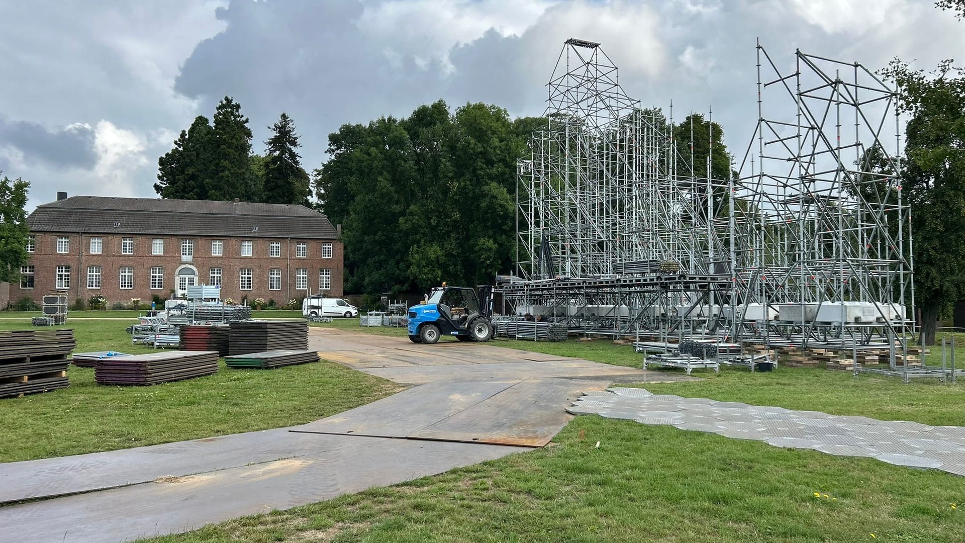 Aufbau auf Klostergelände: Vorbereitungen für barrierefreies Electrisize Festival 2025 starten.