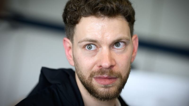 Student Lahav Shapira äußert sich nach einem Strafprozess im Kriminalgericht Moabit. (Archivbild)