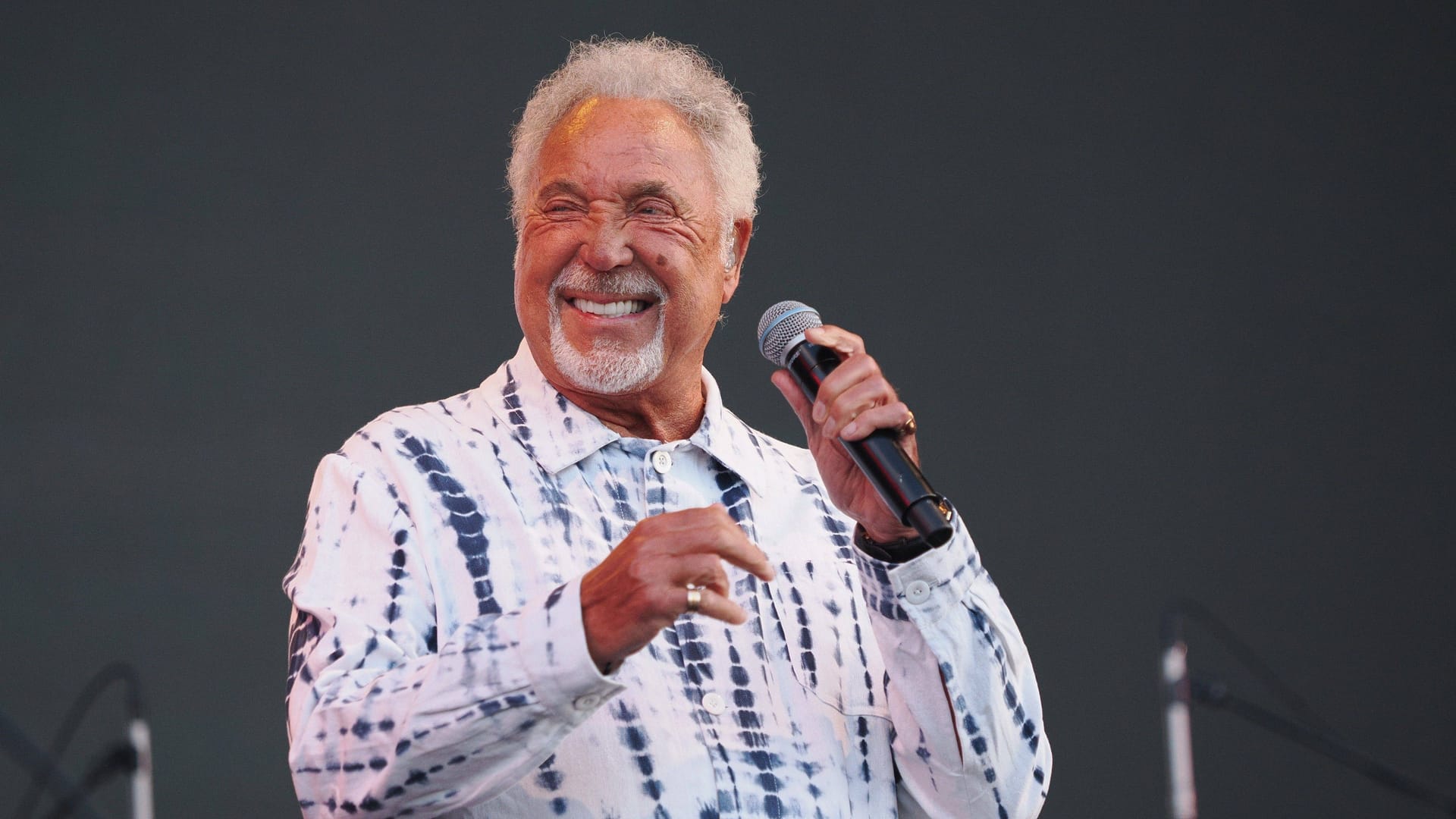 Tom Jones bei einem Auftritt: Der Sänger schleppt einen Infekt mit sich herum. Tom Jones bei einem Auftritt: Der Sänger schleppt einen Infekt mit sich herum.