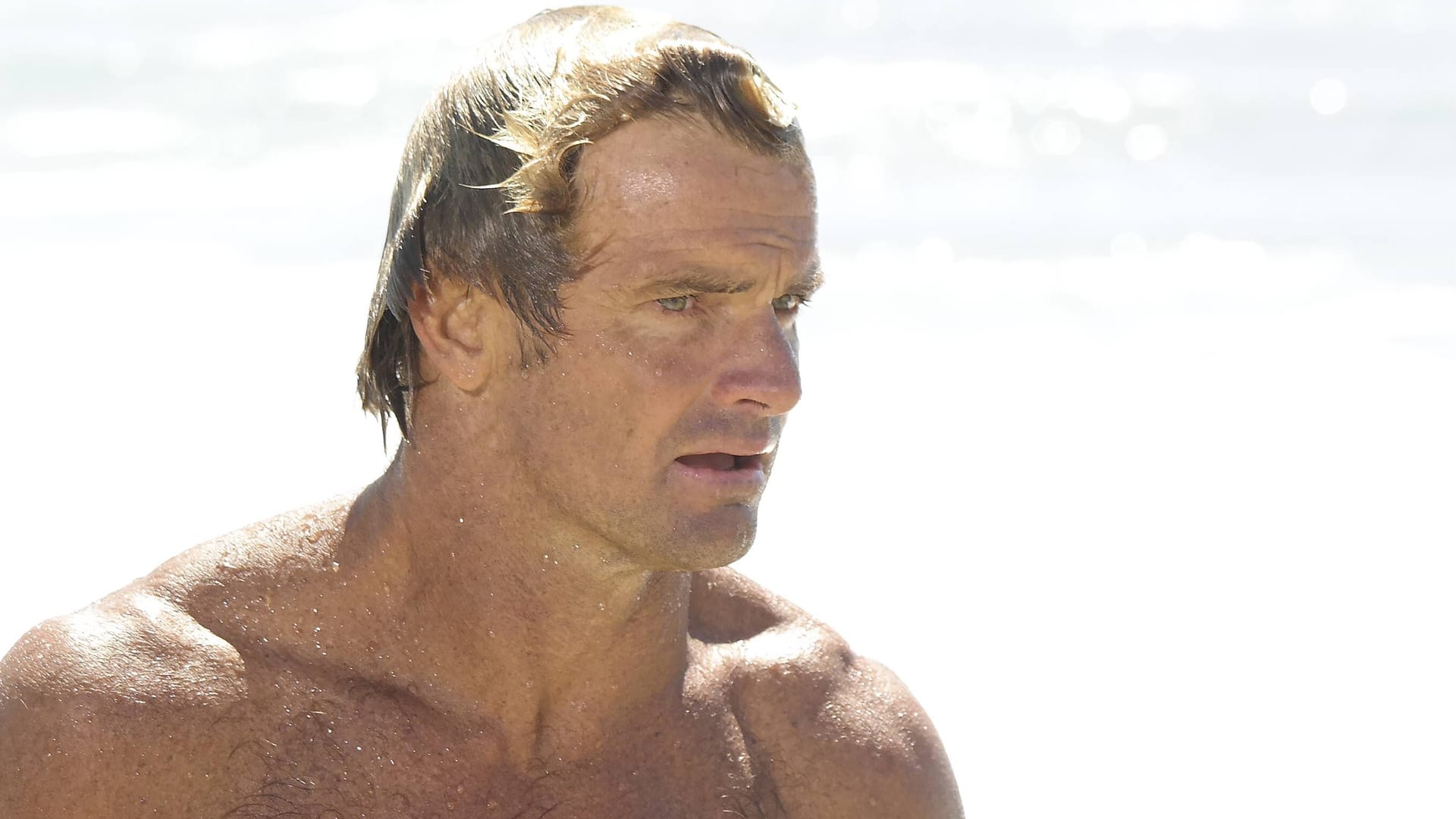 Kult-Surfer Laird Hamilton am Strand von Malibu (Archivfoto): Er sieht das Vorgehen der Münchner Behörden an der Eisbachwelle kritisch.