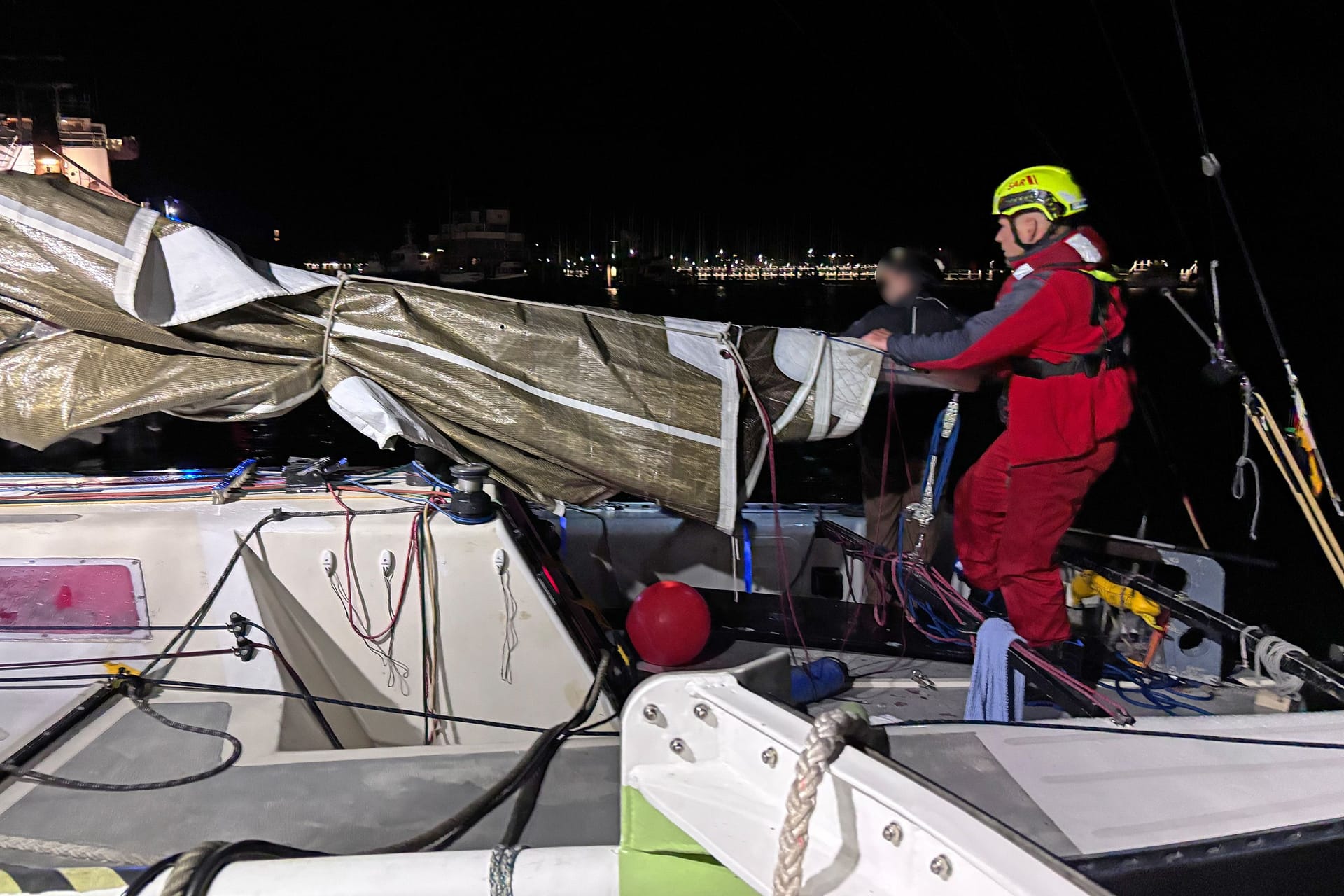 Helfer an Bord: Das Boot trieb bereits in Richtung des offenen Meeres.