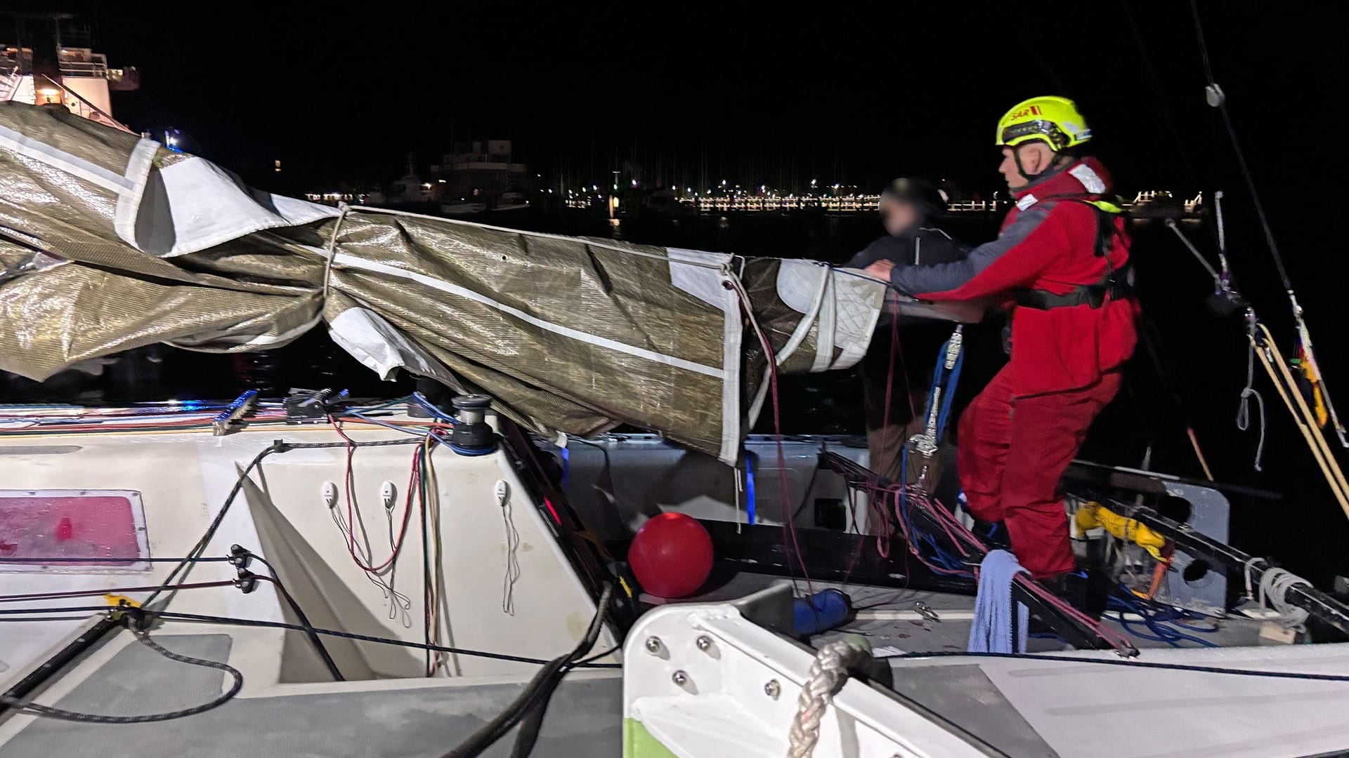 Helfer an Bord: Das Boot trieb bereits in Richtung des offenen Meeres.