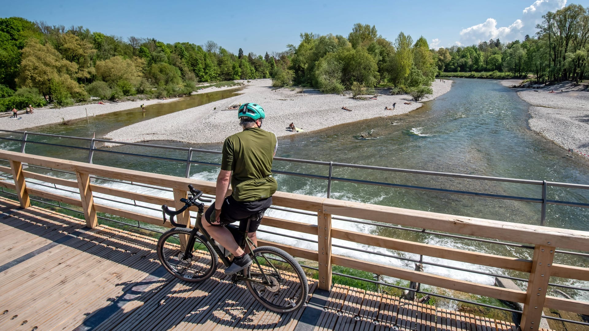 Radler an der Isar (Symbolfoto): Trotz des Temperatursturzes wird es in München bald wieder sommerlicher.