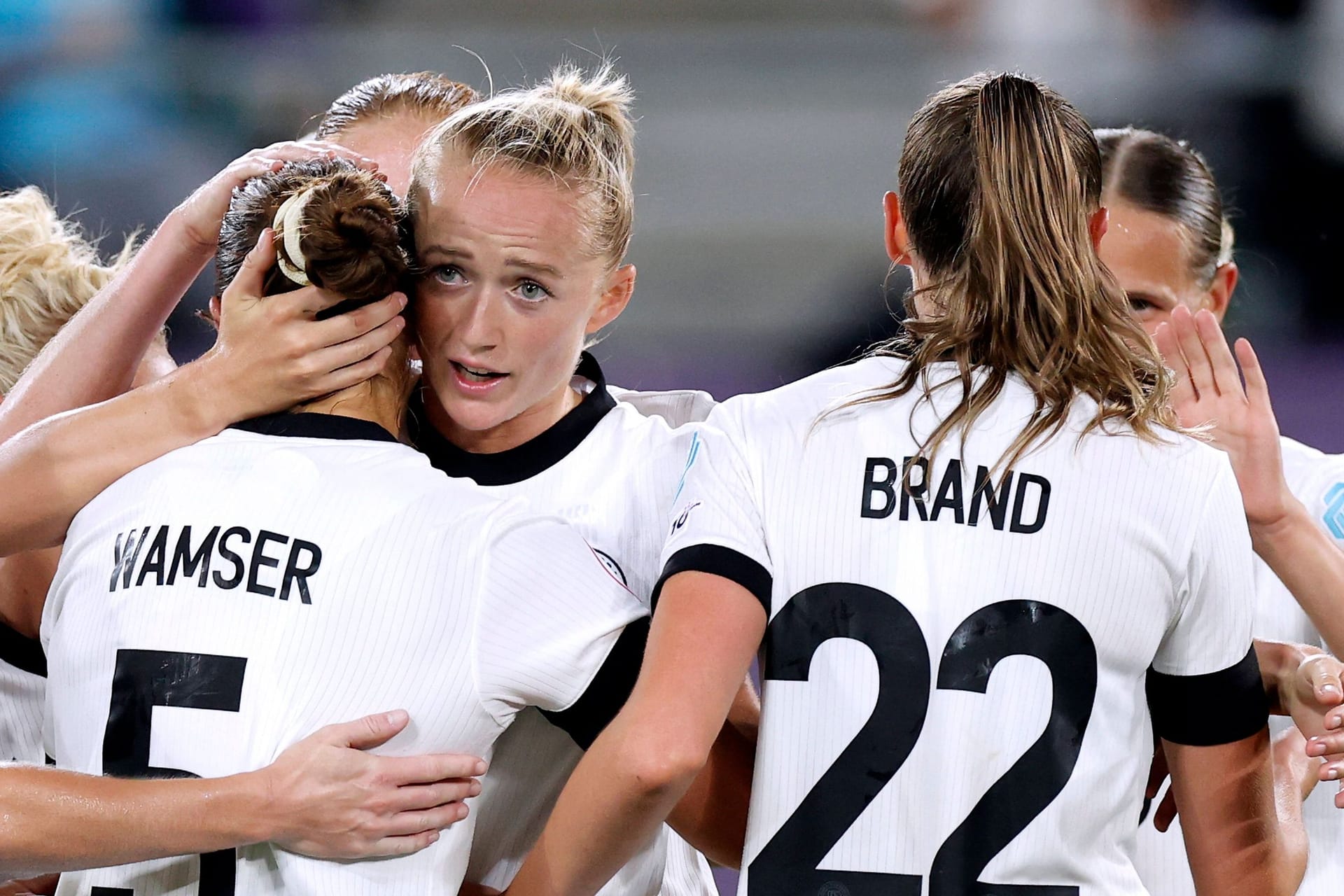 Lea Schüller (M.): Die Bayern-Spielerin tröstete Gwinn auf dem Platz.