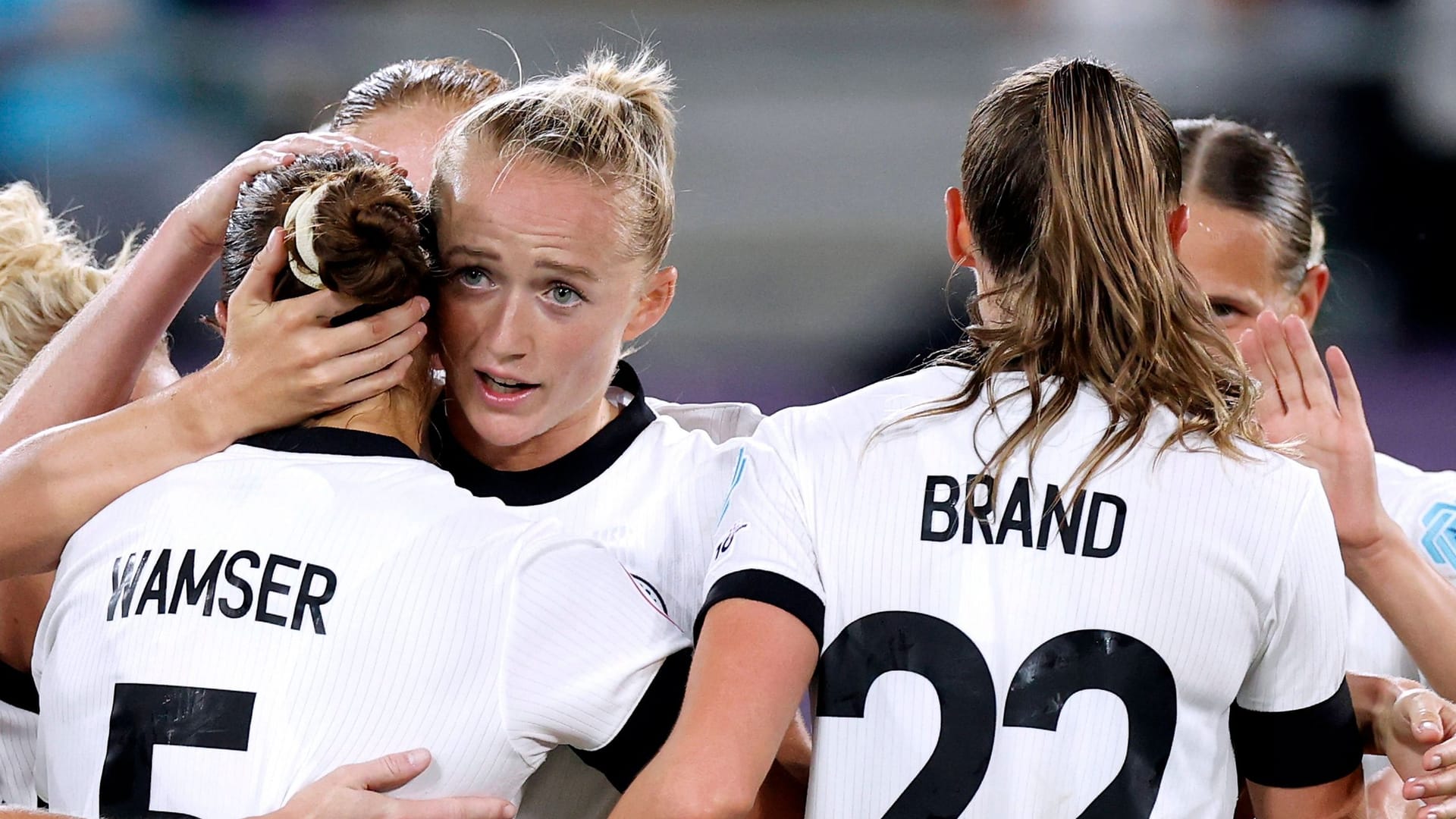 Lea Schüller (M.): Die Bayern-Spielerin tröstete Gwinn auf dem Platz.