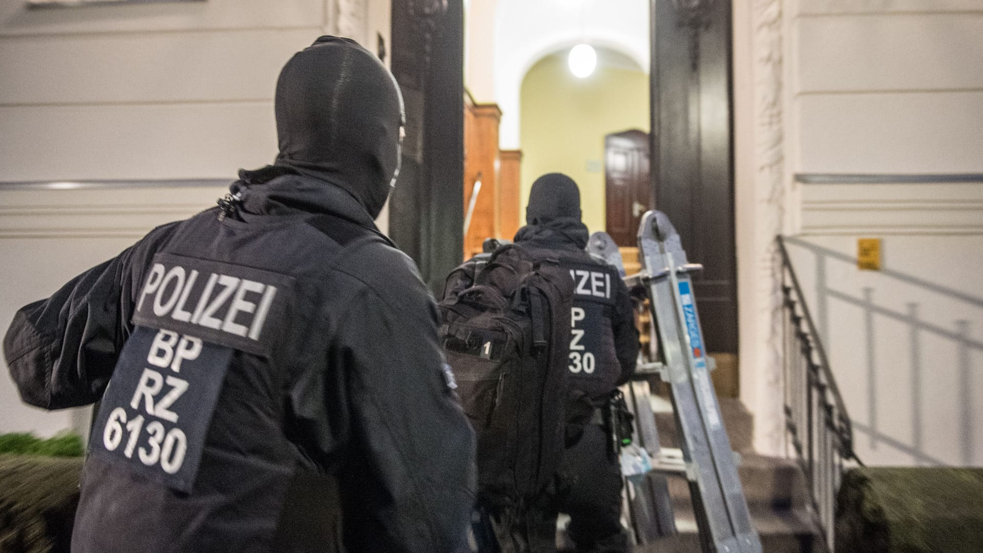 Die Berliner Polizei und der Zoll bei einer Razzia (Archivbild): Aktuell können nicht alle geplanten Durchsuchungen im Raum Berlin so stattfinden, wie es sein müsste.