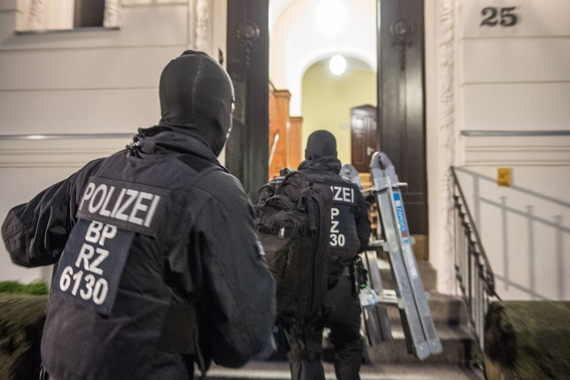 Die Berliner Polizei und der Zoll bei einer Razzia (Archivbild): Aktuell können nicht alle geplanten Durchsuchungen im Raum Berlin so stattfinden, wie es sein müsste.