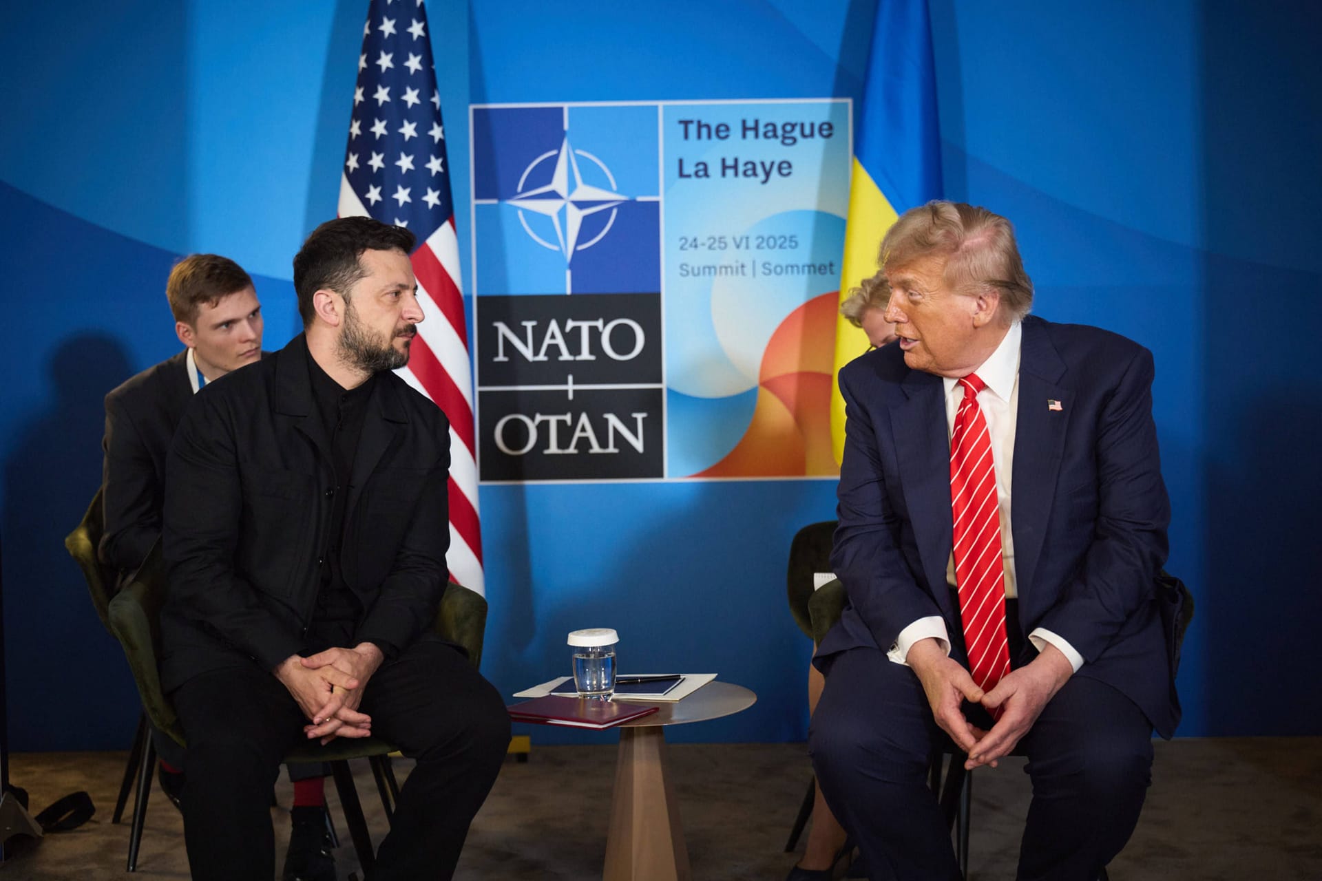 Wolodymyr Selenskyj (l.) und Donald Trump beim Nato-Gipfel. Der US-Präsident bekommt Druck wegen Waffenlieferungen aus den eigenen Reihen.