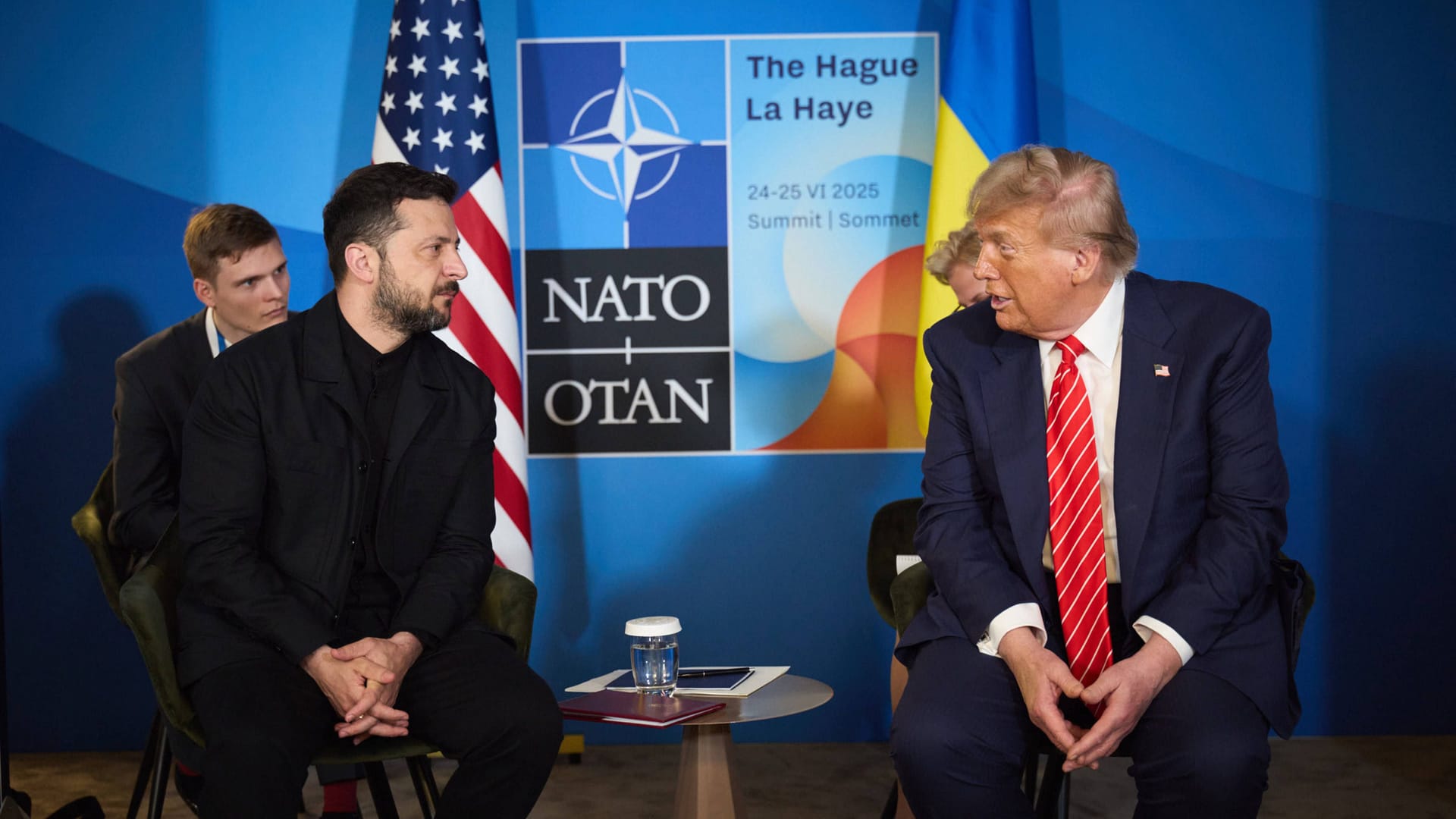 Wolodymyr Selenskyj (l.) und Donald Trump beim Nato-Gipfel. Der US-Präsident bekommt Druck wegen Waffenlieferungen aus den eigenen Reihen. Wolodymyr Selenskyj (l.) und Donald Trump beim Nato-Gipfel. Der US-Präsident bekommt Druck wegen Waffenlieferungen aus den eigenen Reihen.