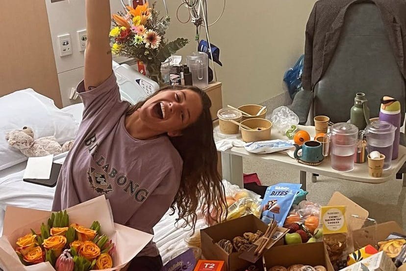 Carolina Wilga im Krankenhaus: Neben sich hat sie zahlreiche Süßigkeiten ausgebreitet.