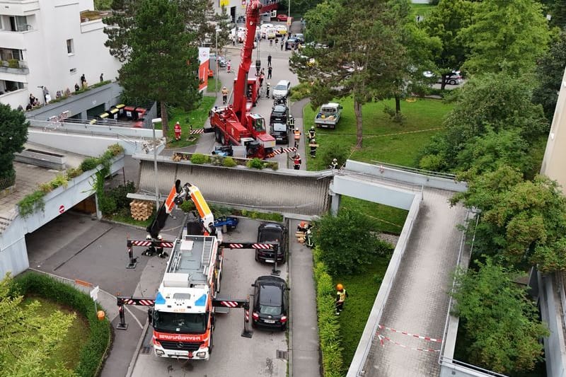 Im Linzer Stadtteil Auwiesen ist ein Lkw gegen eine Fußgängerüberführung geprallt: Mehrere Menschen wurden eingeklemmt.