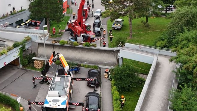 Im Linzer Stadtteil Auwiesen ist ein Lkw gegen eine Fußgängerüberführung geprallt: Mehrere Menschen wurden eingeklemmt.