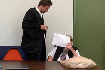 Die Angeklagte sitzt im Gerichtssaal neben ihren Anwälten: Sie muss womöglich für mehrere Jahre in Haft – wenn die Revision ausbleibt. Die Angeklagte sitzt im Gerichtssaal neben ihren Anwälten: Sie muss womöglich für mehrere Jahre in Haft – wenn die Revision ausbleibt.