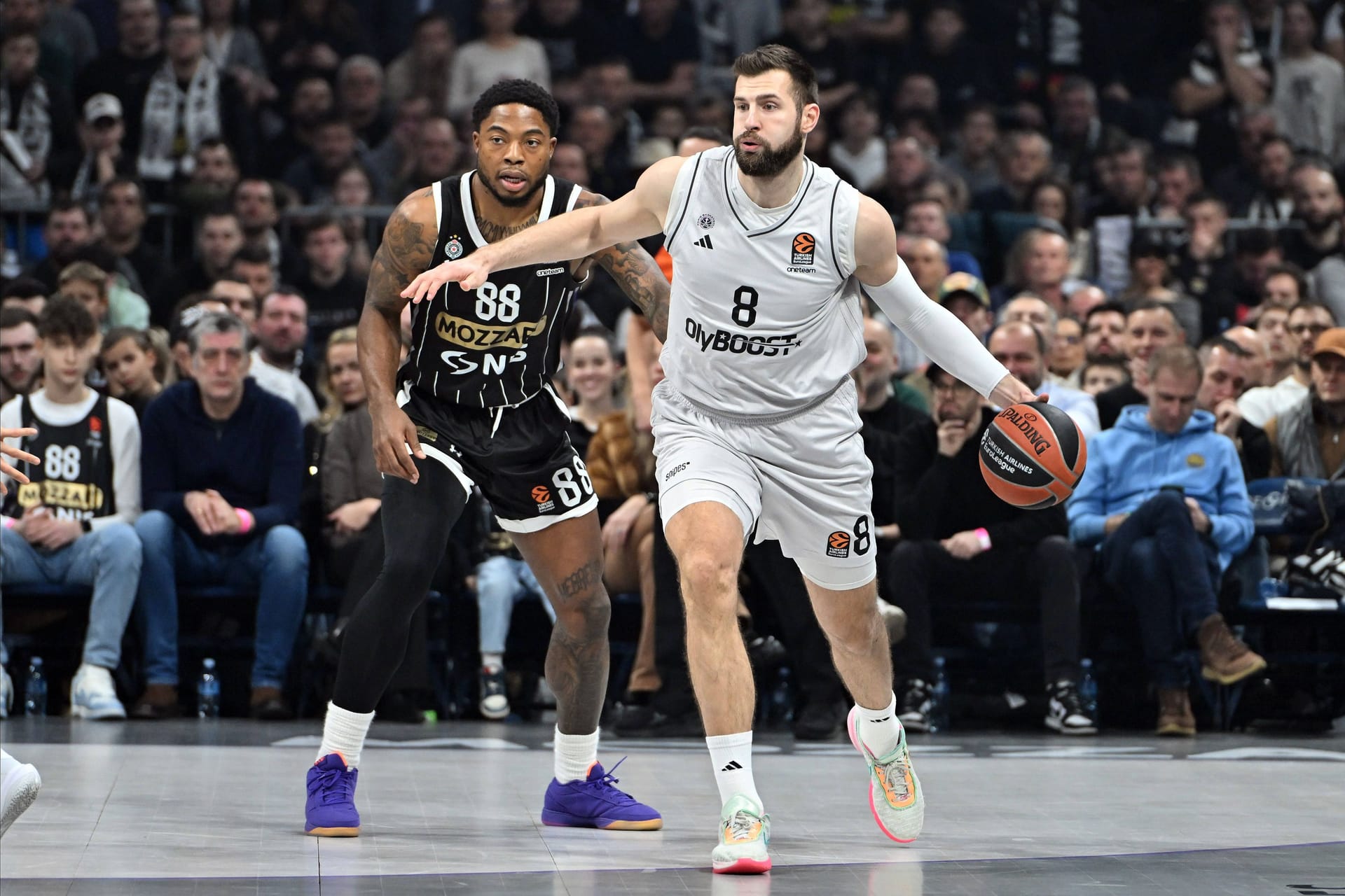 Leon Kratzer im Trikot von Paris Basketball: Vor seiner Zeit in Frankreich spielte der 28-Jährige bereits viele Jahre in der BBL.