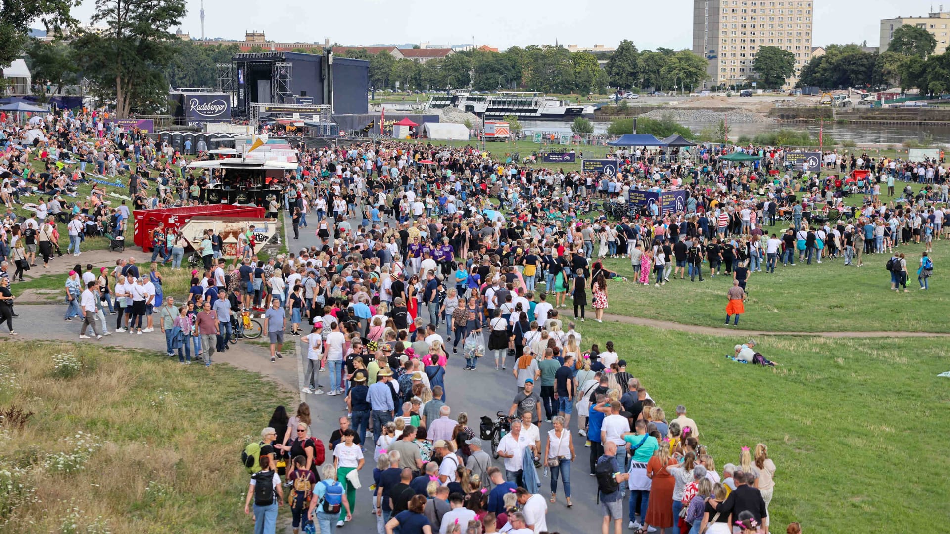Lange Schlangen vor dem Einlass zur Bühne: Um 20 Uhr beginnt das erste Konzert der diesjährigen Kaisermania in Dresden.