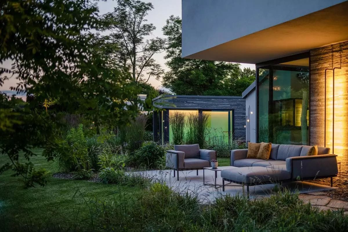 Moderne Architektur, ein Pool mit Gartenblick und ein Weinkeller: Damit muss man sich in Grünwald nicht vor den Nachbarn verstecken.