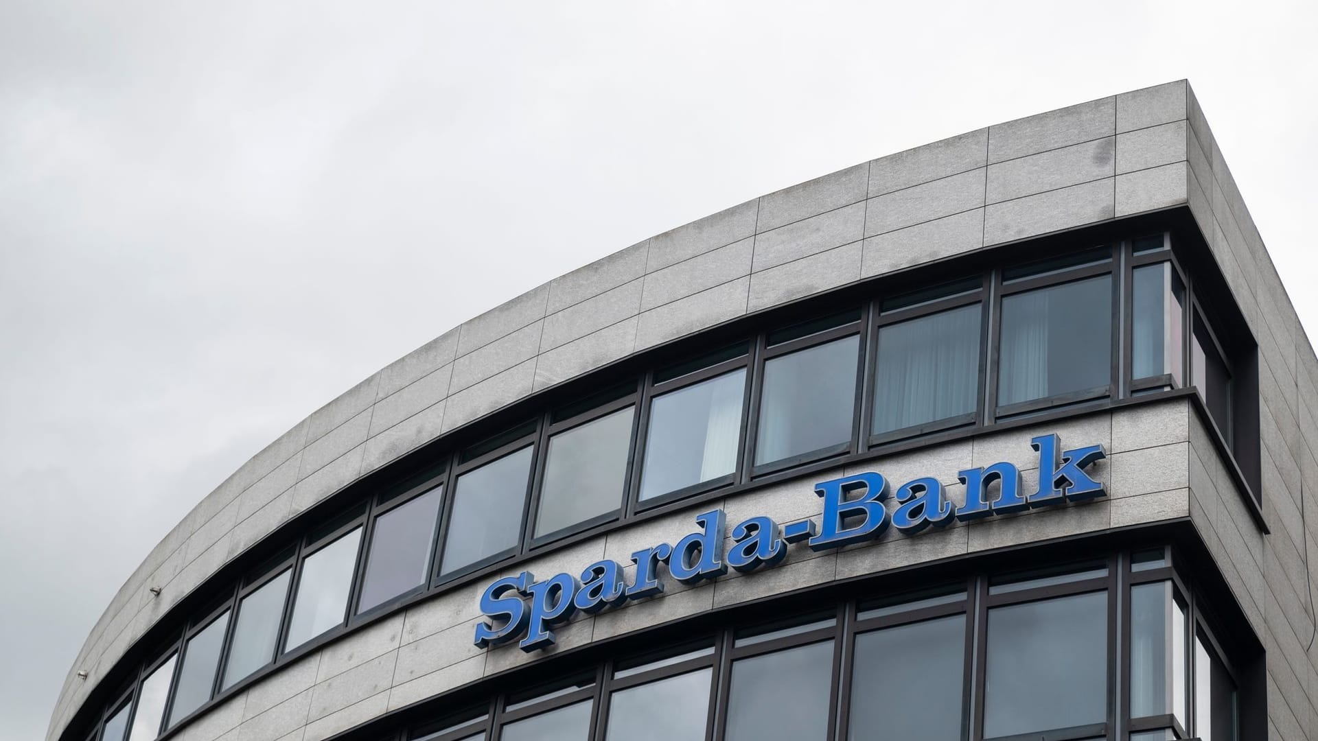 Graue Wolken über der Sparda-Bank in Baden-Württemberg