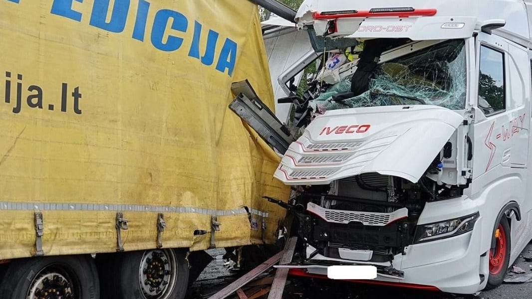 Der Unfall auf der A4: Wenn auf der Beifahrerseite im Lkw jemand gesessen hätte, hätte möglicherweise jede Sekunde gezählt.