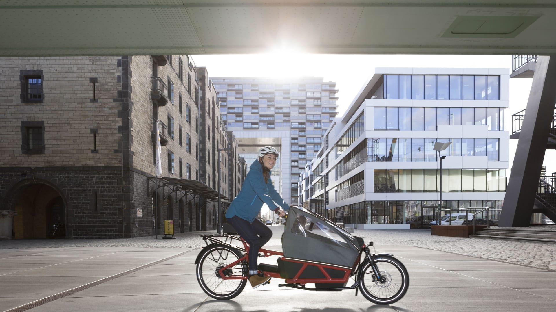 Lastenrad: Feste Sitze mit Gurten und viel Platz machen das Lastenrad zum Familienfahrzeug für Stadt und Land. Lastenrad: Feste Sitze mit Gurten und viel Platz machen das Lastenrad zum Familienfahrzeug für Stadt und Land.