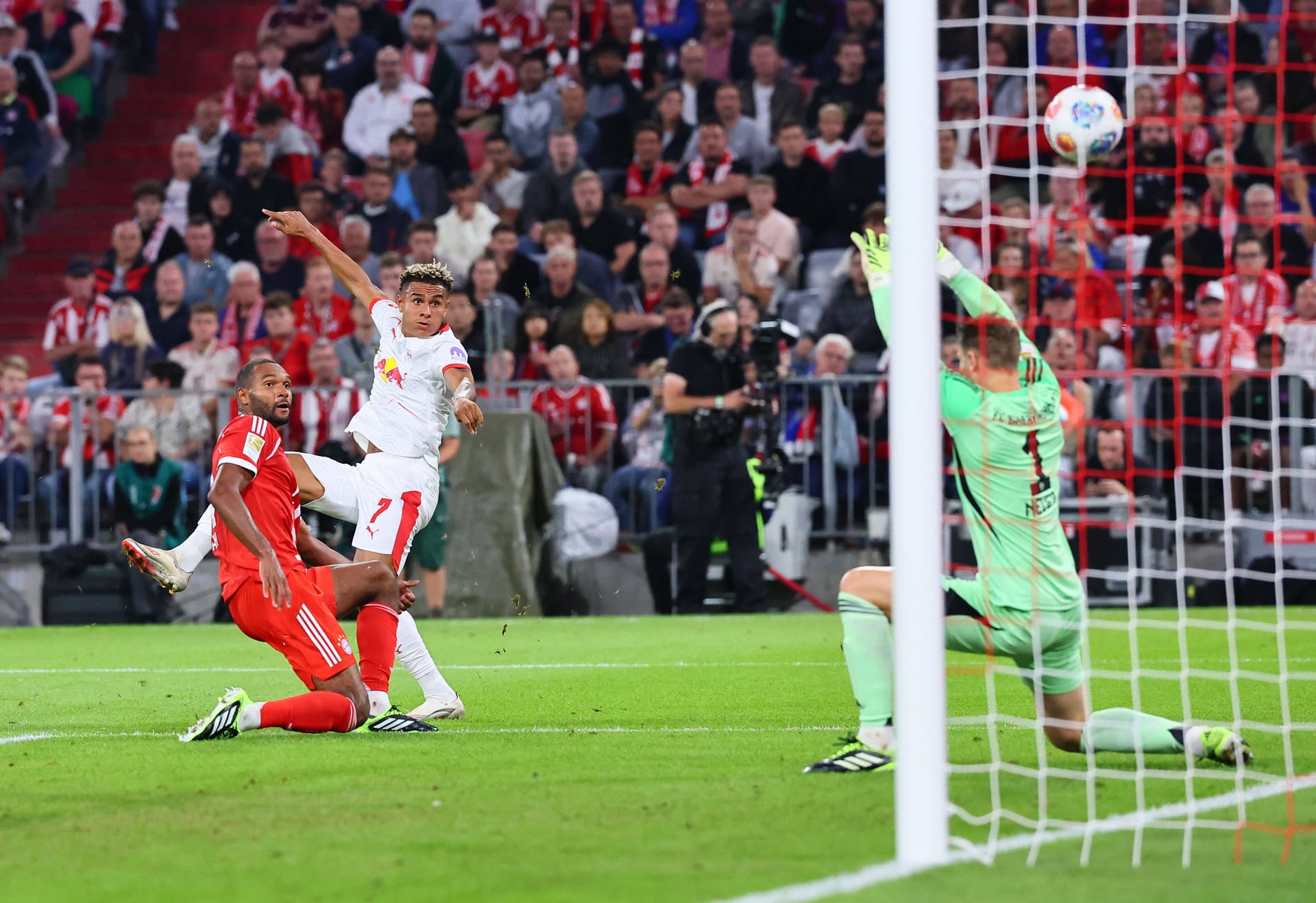 Antonio Nusa (M.) traf zum vermeintlichen 1:4 aus Leipziger Sicht. Antonio Nusa (M.) traf zum vermeintlichen 1:4 aus Leipziger Sicht.