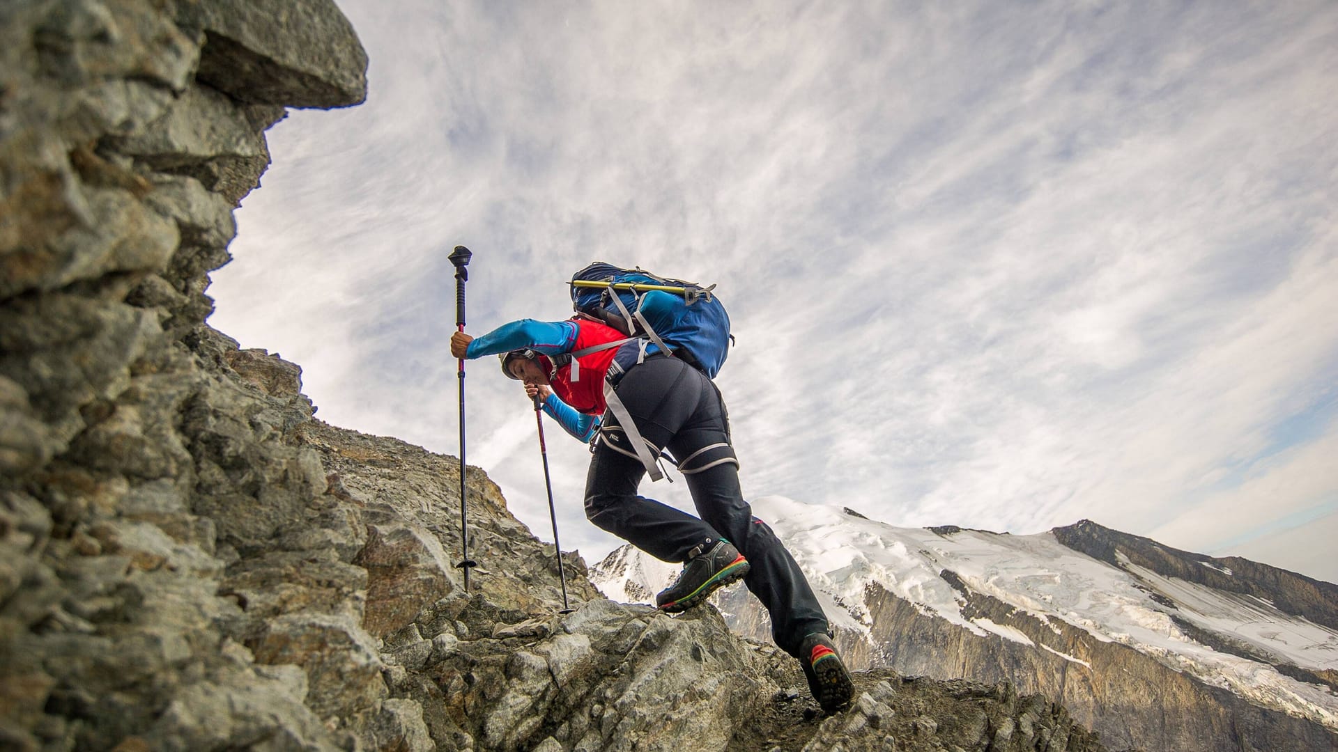 Bergsteiger beim Durchqueren des steinschlaggefährdeten Grand Couloir du Goûter am Mont Blanc (Symbolbild).