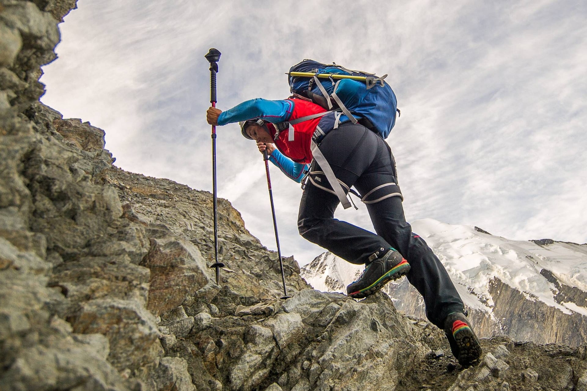 Bergsteiger beim Durchqueren des steinschlaggefährdeten Grand Couloir du Goûter am Mont Blanc (Symbolbild).