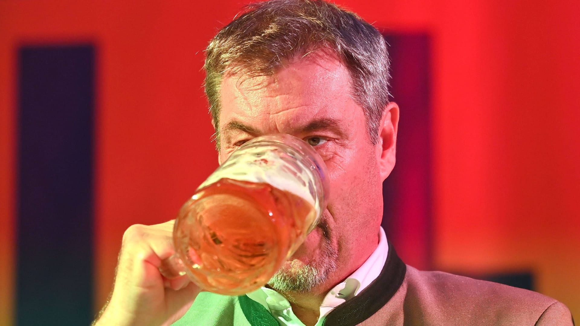 Markus Söder trinkt ein Bier: Wie viele andere Bundesbürger greift auch der CSU-Chef lieber zu alkoholfreien Bauerzeugnissen. Markus Söder trinkt ein Bier: Wie viele andere Bundesbürger greift auch der CSU-Chef lieber zu alkoholfreien Bauerzeugnissen.
